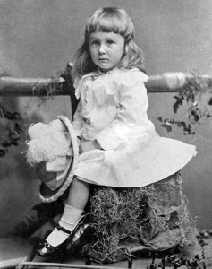ABD başkanı Franklin Roosevelt’in 1800’lerin sonunda çekilen bir resmi. O zamanlarda, cinsiyet farkı olmaksızın tüm çocuklara beyaz kolalı elbiseler giydiriliyordu.