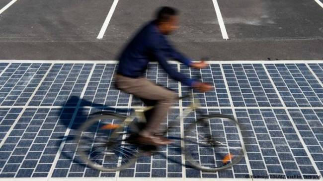 Fransa Çevre Bakanı Segolene Royal önümüzdeki beş yılda bin kilometre uzunluğundaki karayolunun foto voltaj panelleriyle kaplanıp yeşil enerji kazanılacağını açıkladı. Bu yöntem daha önce Hollanda'da denenmiş ve 70 kilometrelik bisiklet yolundan bir hanenin yıllık enerji ihtiyacını karşılayacak miktarda (3 bin kilovat saat) elektrik üretilmişti. 