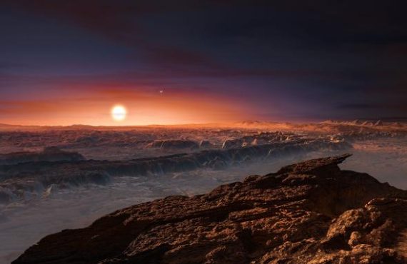 Dünyadan sadece 4 ışık yılı uzakta bulunan en yakın yıldızın etrafında yaşanabilir bölgede bir gezegen keşfettiler. ESO teleskopları ve diğer teleskopları kullanan araştırmacılar, Güneş’ten sonra Dünya’ya en yakın yıldız olan Proxima Centauri’nin yörüngesinde dolanan bir gezegene dair oldukça güçlü kanıtlar elde ettiler. Uzun süredir aranan Proxima b adlı dünya, soğuk kırmızı konak yıldızının etrafındaki bir turunu 11 günde tamamlıyor, gezegenin yüzey sıcaklığı ise suyun sıvı halde kalabilmesini sağlıyor. Bu kayalık dünya Yeryüzü’nden biraz daha büyük ve bize en yakın ötegezegen — bu sayede burası Güneş Sistemi dışında yaşam barındırabilecek en yakın yer olabilir. Güneş Sistemi’ne dört ışık-yılından biraz daha uzakta bulunan Proxima Centauri adlı kırmızı-cüce yıldız Güneş’ten sonra Yeryüzü’ne en yakın yıldız konumundadır. Erboğa takımyıldızında yer alan bu soğuk yıldız çıplak gözle görülemeyecek kadar sönük olup, Alpha Centauri AB olarak bilinen ve çok daha parlak olan yıldız çiftine oldukça yakındır. ...Copyright (C) Gerçek Bilim kaynağını göstermeden paylaşmak ve yayınlamak yasaktır, http://www.gercekbilim.com/2016nin-en-muhtesem-bilimsel-kesifleri/ .