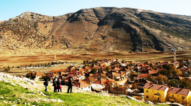 Antalya Elmalı’ya bağlı Gölova (Müğren) mahalleye dönüşen 16 binden fazla köyde sadece biri