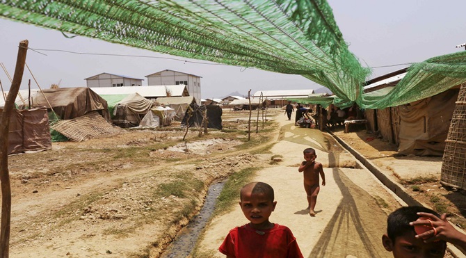 Mülteci kampına giden bir Rohingya. Kyein Ni Pyin kampındaki çocuklar.