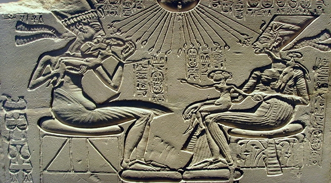 Firavun Akhenaton, Nefertiti ve kızları güneş formlu Aton'un ışınlarının altında, M.Ö.1350-Berlin Mısır Müzesi
