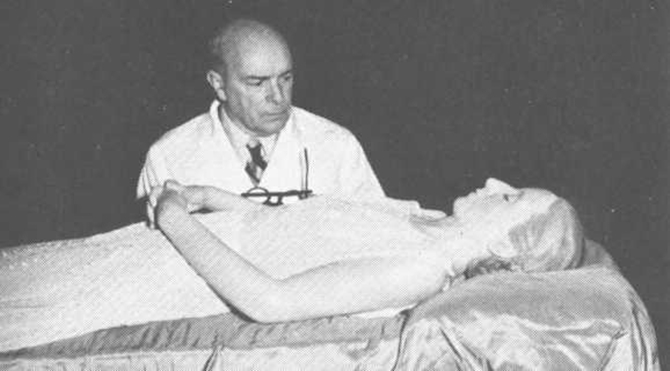 Eva'nın mumyası ve Dr. Pedro Ara/ 1953-55