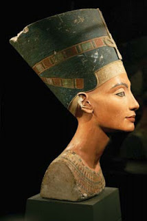  Nefertiti Büstü /M.Ö. 1350 civarı / Berlin Mısır Müzesi / Almanya