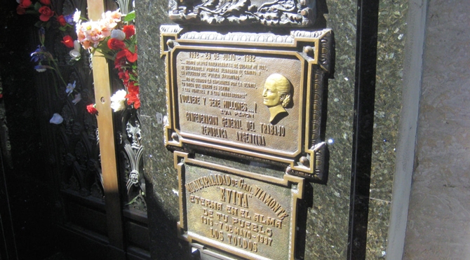 Recoleta Mezarlığı Evita'nın mezar şilti 