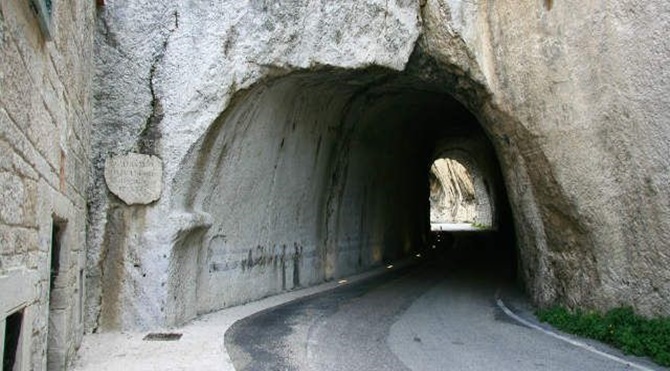 Furlo geçitinde bulunan tünel